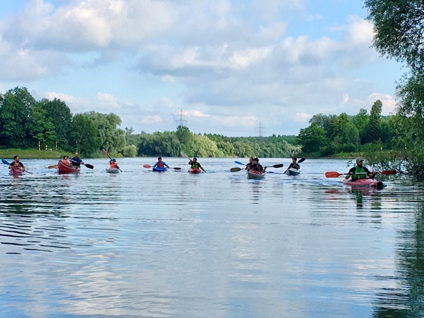 Die KVB-Jugend in Aktion: Streckentraining rheinabwärts und im Altrhein; für Fortgeschrittene im Kajak sowie für Anfänger im Kanadier (Foto: S. Kosian).