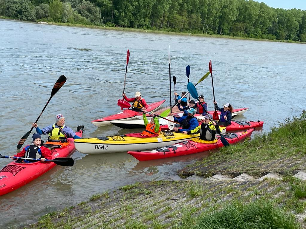 Start zum Rhein Downriver 2023 mit lautstarkem „Ahoi, Ahoi, Ahoi“ für eine gut gelingende Rheinfahrt (Foto: C. Heger).