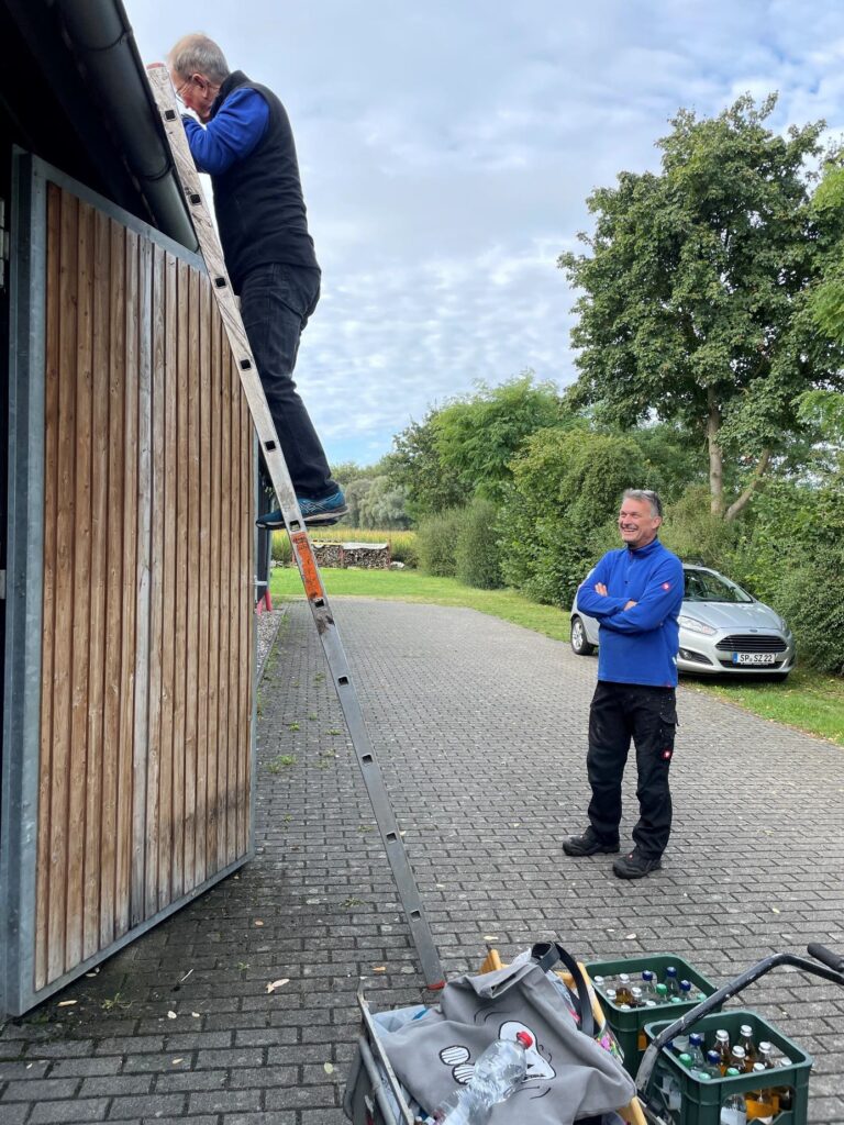 Inspektion der Regenrinne; Foto: Beate Hallmeier