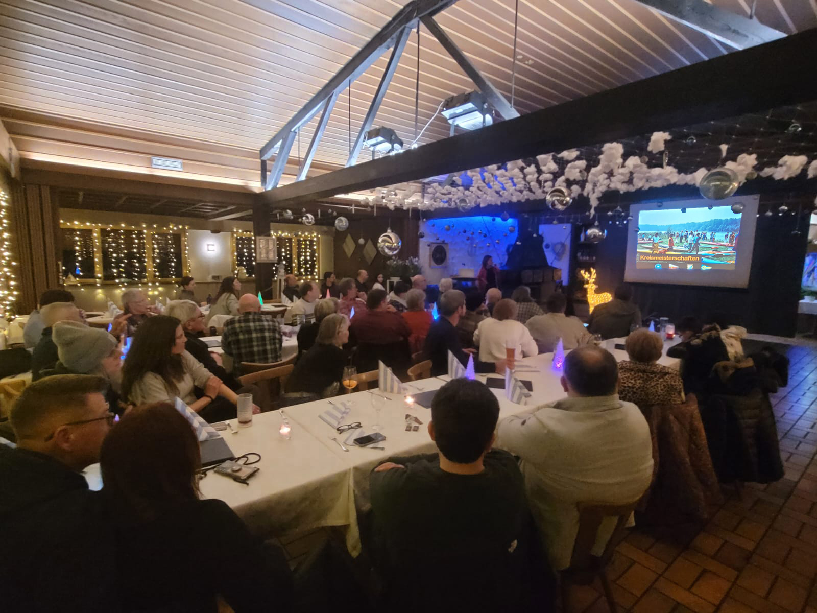 Wiedersehen im Bootshaus: Ehemalige Mitglieder der Kanujugend der 80er-Jahre tauschten beim „80s-Throwback“-Dia-Abend Erinnerungen aus und blickten gemeinsam auf kommende Aktivitäten
im Rahmen von Kanujugend80 Reloaded (Foto: S. Troffer, SKC).
