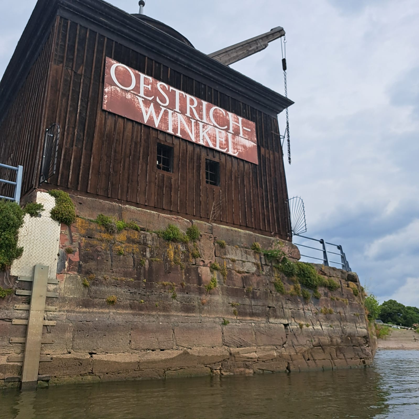 Ortschaft direkt am Rhein