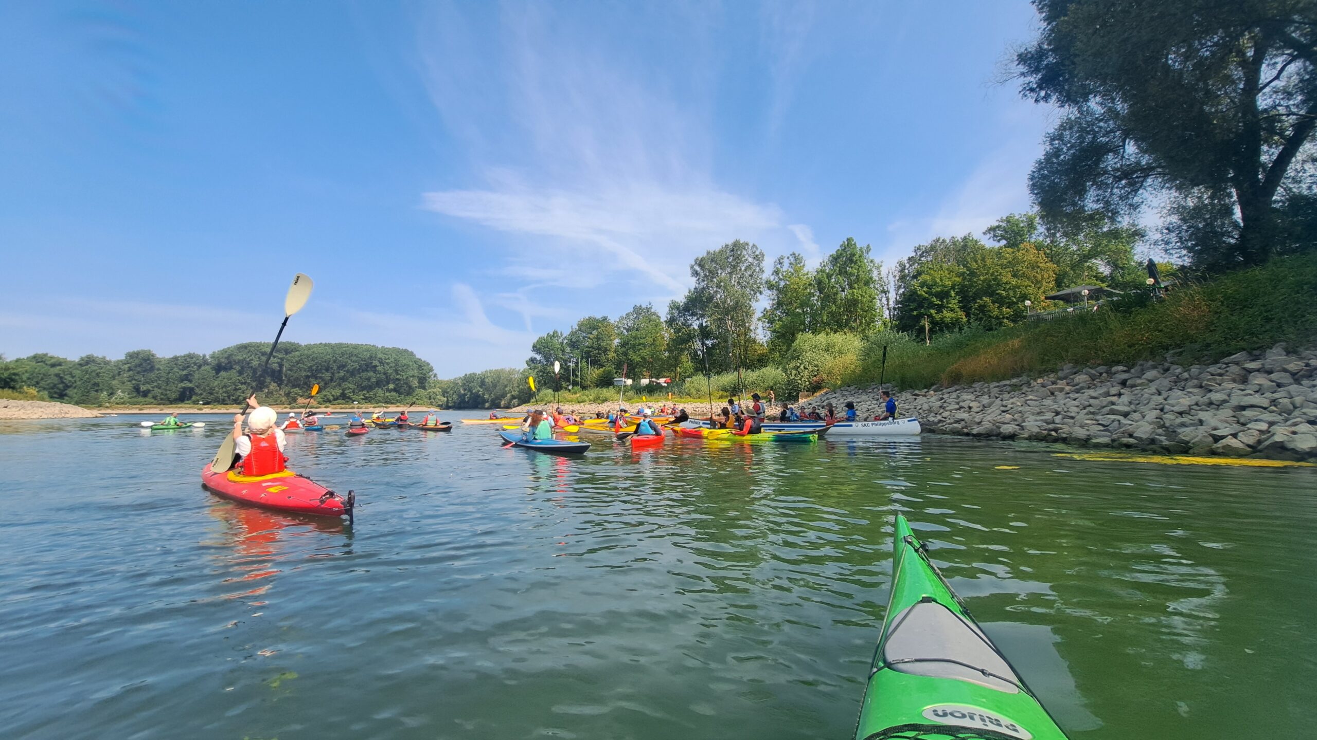 Foto: Zahlreiche Paddler*innen vom KVB und den weiteren Kanu-Sportkreisvereinen trafen sich zur gemeinsamen Sommerfahrt (R. Gäckle).