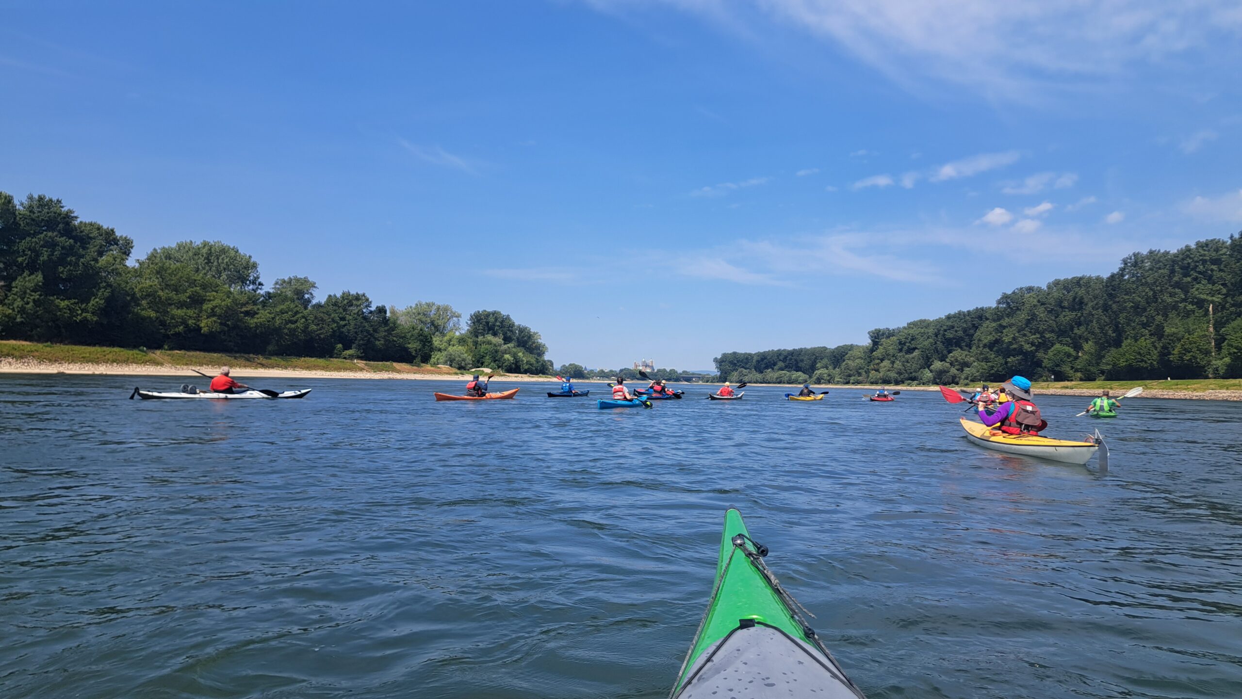 Fotos: Zahlreiche Paddler*innen vom KVB und den weiteren Kanu-Sportkreisvereinen trafen sich zur gemeinsamen Sommerfahrt (R. Gäckle).